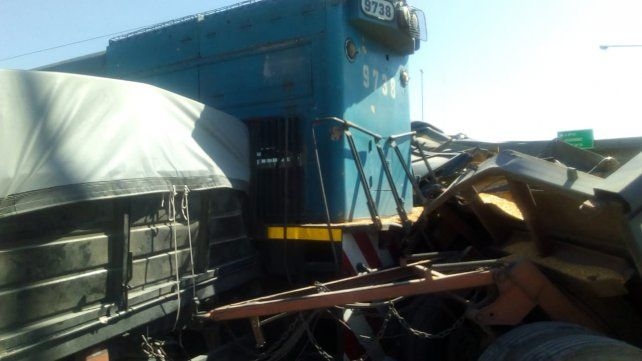 Un camión fue impactado fuertemente por un tren