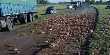 San Genaro: un acoplado volcó y desparramó su carga de ladrillos en Ruta 34