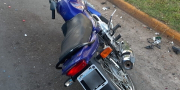 Tragedia en Ruta 11: un motociclista murió al chocar con un colectivo