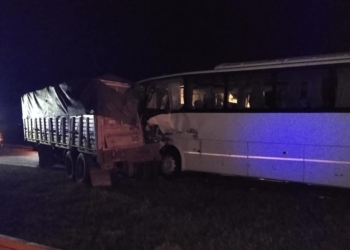 Un muerto y decenas de heridos tras chocar un colectivo y un camión en autopista