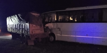 Un muerto y decenas de heridos tras chocar un colectivo y un camión en autopista