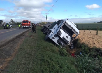Impactante accidente múltiple en Timbúes con un camionero atrapado