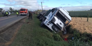 Impactante accidente múltiple en Timbúes con un camionero atrapado