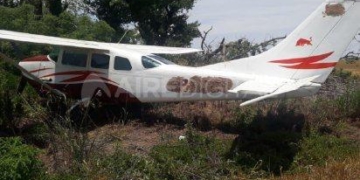 Hallaron una avioneta boliviana abandonada en un campo de la región