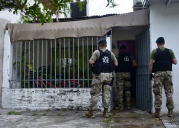 Una familia usurpó una vivienda y amenazó con incendiarla si la desalojaban