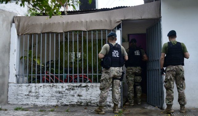 Una familia usurpó una vivienda y amenazó con incendiarla si la desalojaban