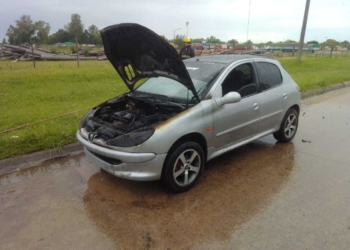 Un auto sufrió un incendio en pleno centro de San Genaro