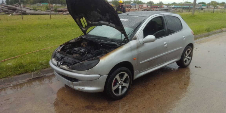 Un auto sufrió un incendio en pleno centro de San Genaro
