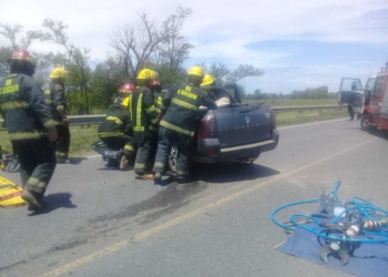 Fuerte choque en Ruta 34: un conductor fue rescatado por Bomberos
