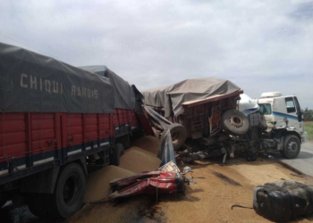 Impactante choque entre camiones en la región