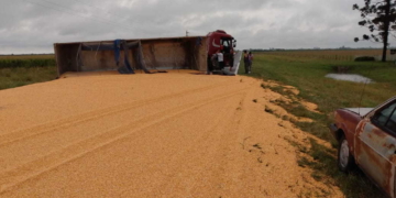 Tránsito cortado: volcó un camión cargado sobre Ruta 91