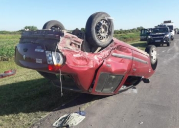 Cruzó de carril en autopista, chocó a otro auto y se produjo un vuelco