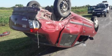 Cruzó de carril en autopista, chocó a otro auto y se produjo un vuelco