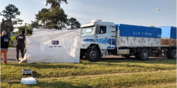 Una motociclista murió atropellada por un camión en autopista