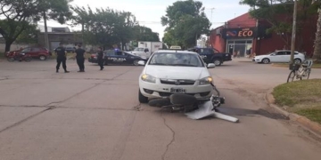 Un choque entre un auto y una moto dejó a una joven con graves heridas