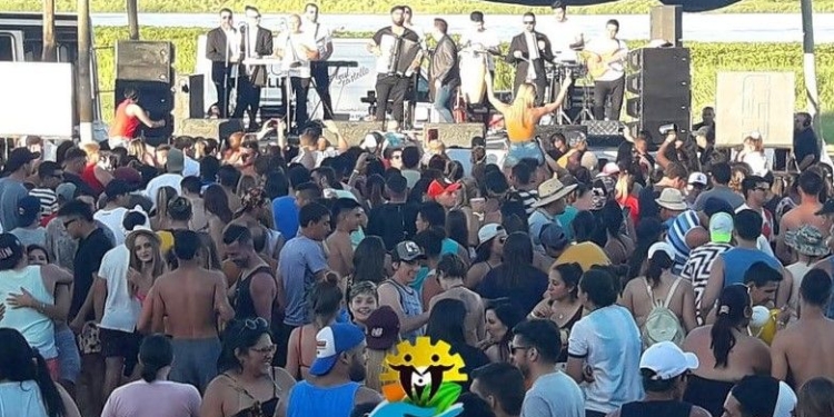 Puerto Aragón inauguró la temporada a pura cumbia y sol