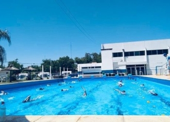 Salvaron a un nene de ahogarse en la pileta de Sp. Rivadavia: está internado