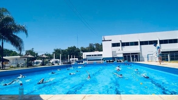 Salvaron a un nene de ahogarse en la pileta de Sp. Rivadavia: está internado