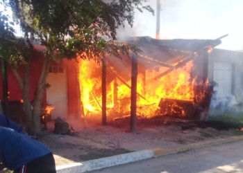 Timbúes: a horas de mudarse a su nueva casa, un incendio destruyó todo