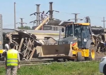 Descarriló un tren y volcaron tres vagones cargados