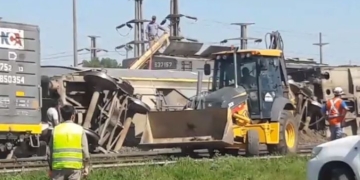 Descarriló un tren y volcaron tres vagones cargados