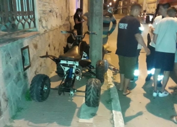 Se estrelló con su cuatriciclo contra una columna y sufrió una fractura