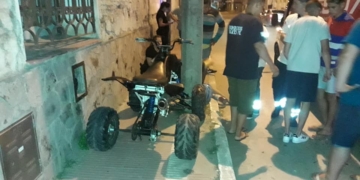 Se estrelló con su cuatriciclo contra una columna y sufrió una fractura