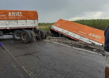 Un camión perdió sus ruedas e impactaron sobre otro que quedó colgando de un puente en Ruta 34