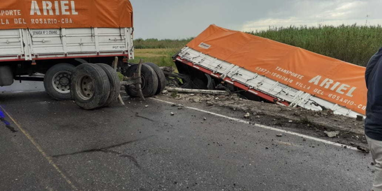 Un camión perdió sus ruedas e impactaron sobre otro que quedó colgando de un puente en Ruta 34