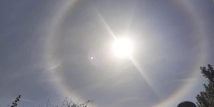 El sol lució su halo de colores y sorprendió a los vecinos de la región