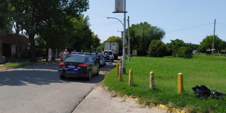 Un hombre perdió la vida al caer de su moto y golpear su cabeza