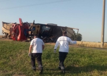 Impactante choque entre dos camiones y un auto: un fallecido