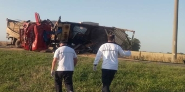 Impactante choque entre dos camiones y un auto: un fallecido