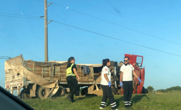 Impactante choque entre dos camiones y un auto: un fallecido