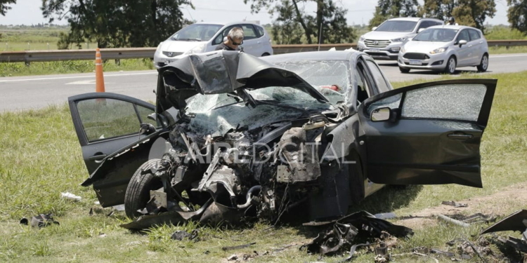 Una mujer debió ser rescatada tras impactar su auto contra una columna en la autopista