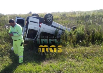 Barrancas: una familia se cruzó de carril y volcó en autopista