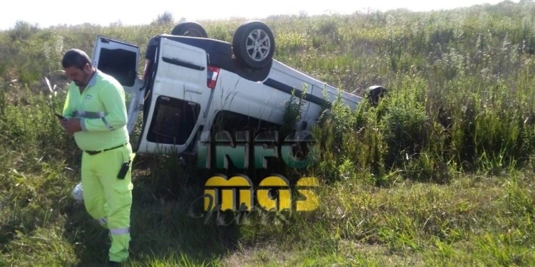 Barrancas: una familia se cruzó de carril y volcó en autopista