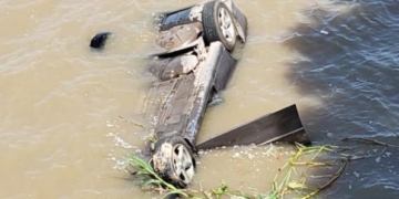 Falleció un hombre al caer al río con su auto