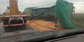 Un camión volcó y desparramó su carga sobre Ruta 34, en cercanías a Totoras