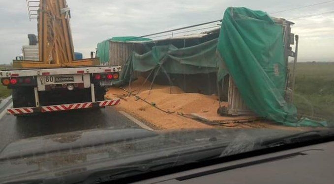 Un camión volcó y desparramó su carga sobre Ruta 34, en cercanías a Totoras