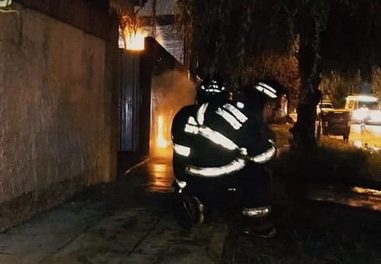 Un incendio en un nicho de gas causó temor y fue controlado por bomberos