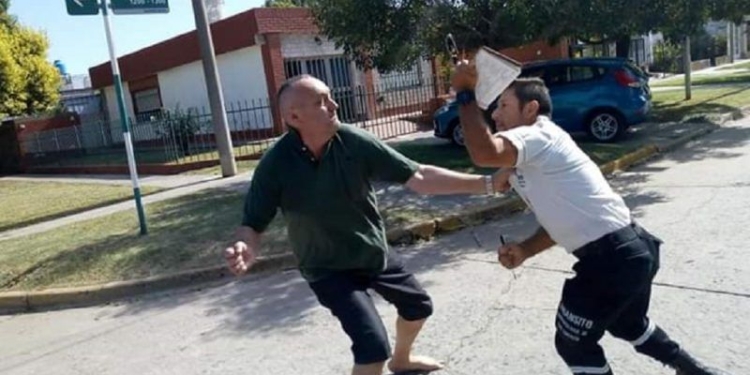 «Relatos salvajes» en la región: estacionó mal, lo multaron y atacó al inspector