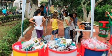 Jornada de reciclado a cambio de plantín y hortalizas en Correa