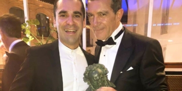 El totorense Juanjo Marco junto a Antonio Banderas quien recibió el Premio Goya