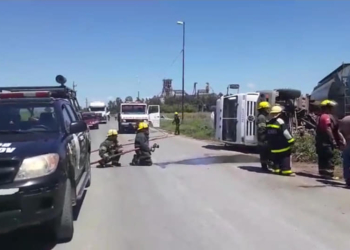 Un camión cargado con aceite tumbó tras ser embestido por un tren