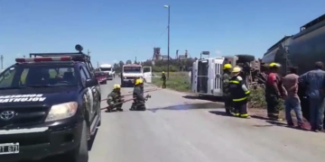 Un camión cargado con aceite tumbó tras ser embestido por un tren