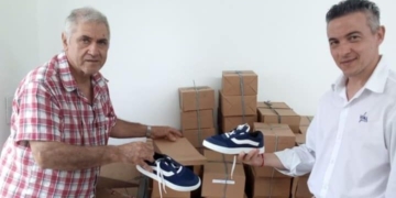 La producción de zapatillas no para: Serodino entregó 140 pares a Vial Santa Fe