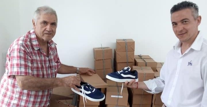 La producción de zapatillas no para: Serodino entregó 140 pares a Vial Santa Fe