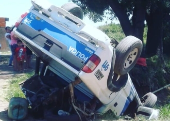 Impactante vuelco de un móvil policial en Ruta 11: sus ocupantes resultaron heridos