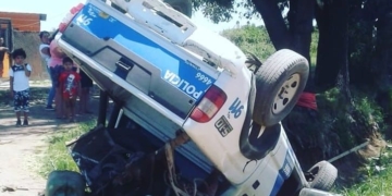 Impactante vuelco de un móvil policial en Ruta 11: sus ocupantes resultaron heridos